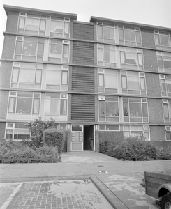 881050 Gezicht op een deel van een flatgebouw aan de Nijeveldsingel te Utrecht, met de woningen nrs. 39 - 40-3.